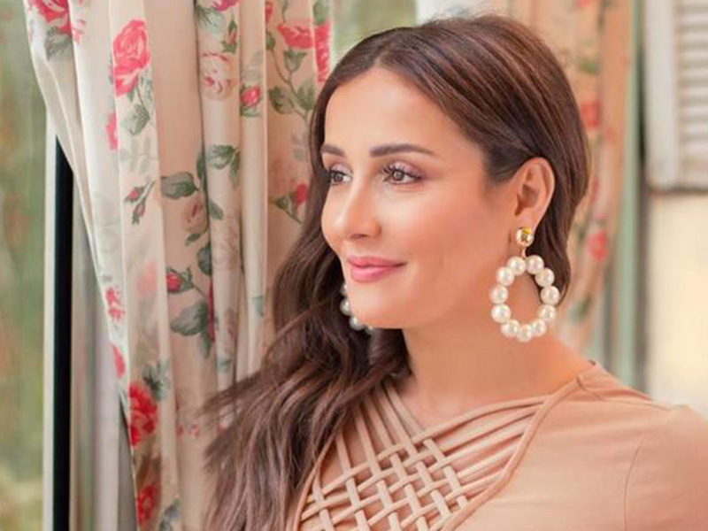 اضغط لمشاهدة الفيديو: سقوط الفنانة كندة حنا في حفل تكريمها بمهرجان الإسكندرية السينمائي